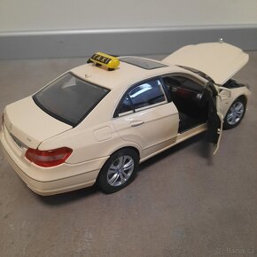 Maisto 1/18 Mercedes Benz E Class Taxi - 2