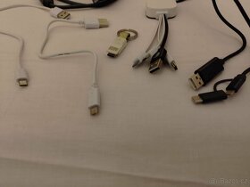 Různé USB a ethernet kabely, VGA kabel k monitoru - 2