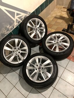 ZÁNOVNÍ Alu kola Škoda R17 5X112 LETNÍ PNEU 225/45 R17 - 2