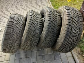 Prodám zimní pneu na plechových ráfcích 215/65R16 98H - 2