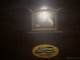 Starozitnou dřevěnou skříňkuHis Masteŕs voice - 2