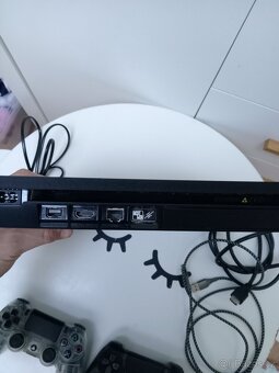 Playstation 4 slim 500GB + 2 ovladače - 2