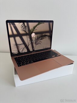 MacBook Air M1 2020 8Gb 256Gb Rose Gold Top stav 99% - 2