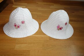 2x bílý letní klobouček pro dvojčata obvod 52/52 - 2