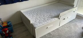 Rozkládací postel Ikea Brimnes + 2x pružinová matrace Husvik - 2