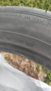 Pneu 285/45 R21 - 2