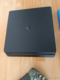 PS4 Slim 1TB, ovladač + hry / PlayStation 4 - 2