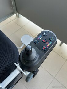 Skládací elektrický invalidní vozík eThrone - 2