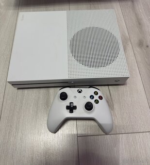 Xbox one s +hry - 2