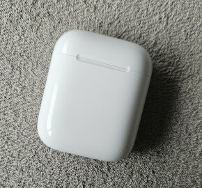 Apple AirPods (1. generace, rok 2016) - 2