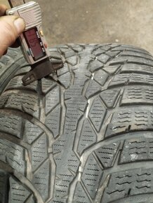 Zimní Nokian 235/50 R17 100V vzorek přes 5mm - 2