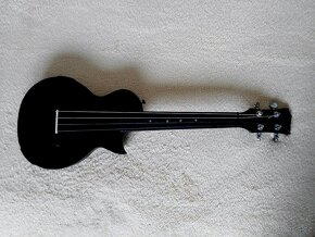 Predam koncertne ukulele Cascha Carbon Fibre. - 2