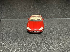 Jaguar XK8 1:18 - 2