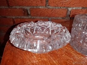Broušené sklo (dózy, popelník, miska) - 2