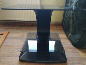Designový skleněný stolek - 2
