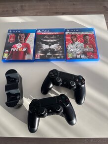 Prodám PS4 1TB, 2 ovladače, dokovací stanice, 3 hry - 2