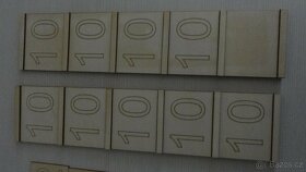 Montessori  tabulka s čísly a  stojánek 9 perlových jednotek - 2