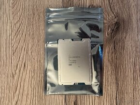 Intel Sapphire Rapids D0 QYFS (56 Jader 112 Vláken) LGA4677 - 2