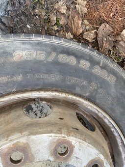 Michelin 295/60 R 22,5 s diskem - 2