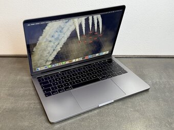 Macbook Pro 13" 2019 / I5 / 8GB / 256GB / Space gray - 2