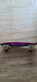 Pennyboard 56cm se svítícíma kolečkama - 2