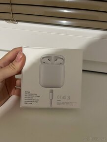 Apple AirPods 2 s nabíjecím pouzdrem - 2