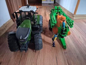 BRUDER traktor Fendt 1050 s postřikovacčem a figurkami. - 2