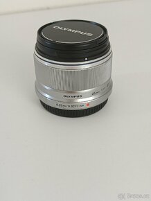 Olympus M.ZUIKO 25mm f1.8 + clona Lens Hood LH-49B - 2