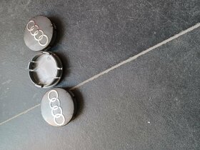 Prodám středové krytky kol Audi, průměr 60 mm - 2