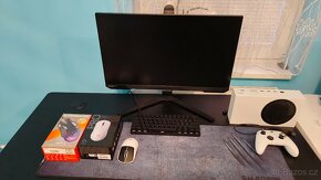 Monitor, Xbox herní konzole, myš, klávesnice, hrací stůl - 2