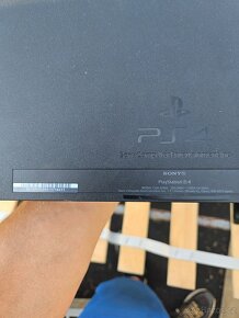 2×Playstation 4 a 3×ps4 ovladač na náhradní díly.čtěte popis - 2