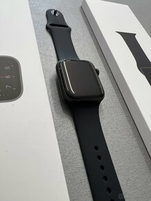Apple Watch SE space gray 44MM, 12 měsíců záruka - 2