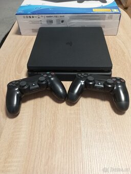 PlayStation 4 slim - 2