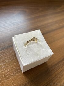 Zlatý dámský prsten se zirkony - 2