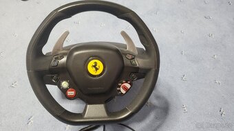 Volant Thrustmaster Ferrari 458 RW X Box 360 s pedály. - 2