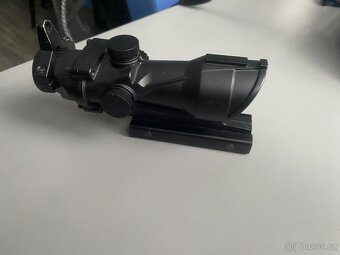 Kolimátor Guerilla Optics - replika ACOG - 2