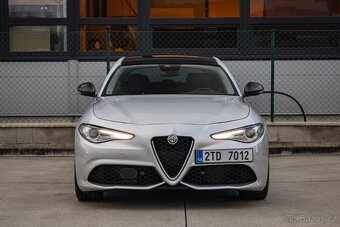 Alfa Romeo Giulia 2.0 Turbo 280 Veloce AT AWD - 2