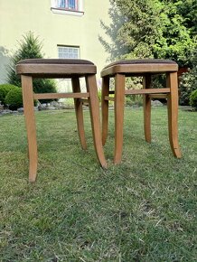 Prodám 2 dřevěné lakované stoličky. - 2