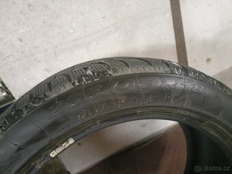 Prodám. 1ks Pneu Pirelli zimní 235/45 R18 98V M+S 4,5mm - 2