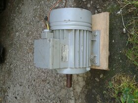 Motor z mandlu - 3 AP 80-64 - 2