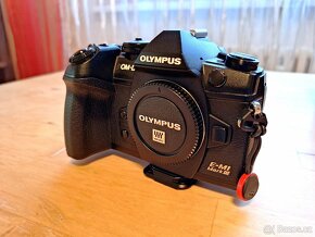 Olympus E-M1 mark III, bateriový grip HLD-9 - 2