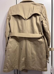 Nádherný camel trenchcoat zn Guess S - 2