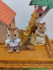 Sylvanian domeček + 2 postavičky veverky - 2