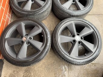 Alu 18" 5x112, škoda GOLUS Antracit Mat, O3 pneu 90% - 2