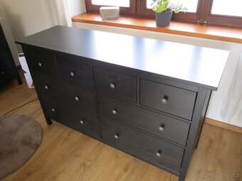 Hemnes komoda černá 8 zásuvek. - 2