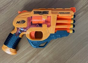 Pistole NERF Doomlands + 4 šipky - 2