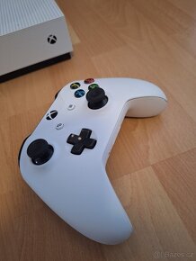 Xbox One S 500 GB + dva ovladače - 2