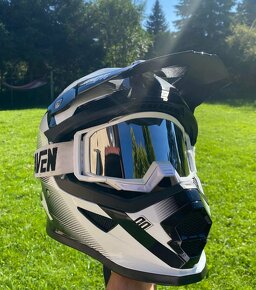 Motokrosová helma - moc hezká, jako nová - 2