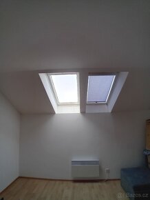 5x Dřevěná střešní okna velux se zastiňovací technikou - 2