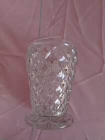 Stará váza z lisovaného skla -káro - 2